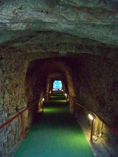 100_9136_Entrée du lac souterrain de Melissani.jpg