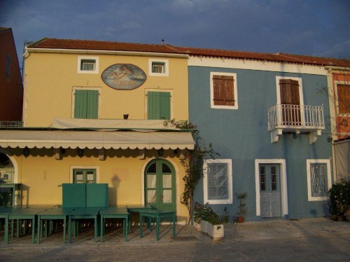 100_9175_Fiscardi, maisons sur le port.jpg