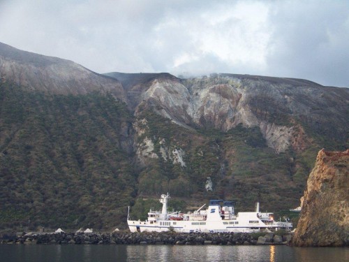 100_9014_Vulcano, les ferries eux aussi cul à quai en mouillant devant - Copie.jpg