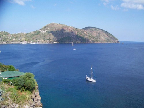 100_9005_Lipari, la Marmotte mouillée devant la citadelle - Copie.jpg