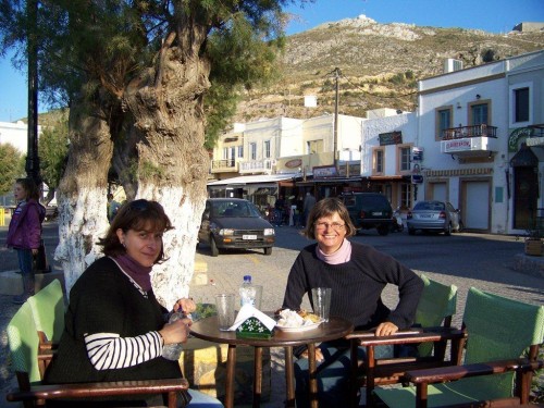 100_0159_Maria et Christa savourent des patisseries.jpg