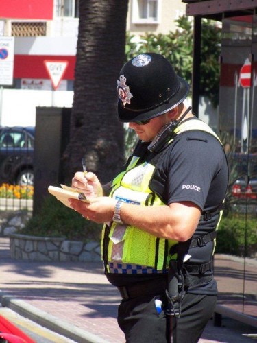 100_8226_Gibraltar un boby collant une contravention.jpg