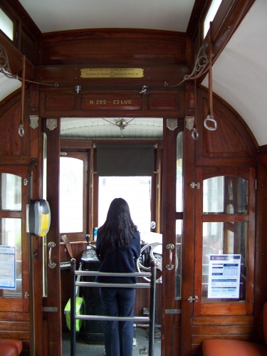 100_7224_Porto_Le tram_Vue de l'intérieur.jpg