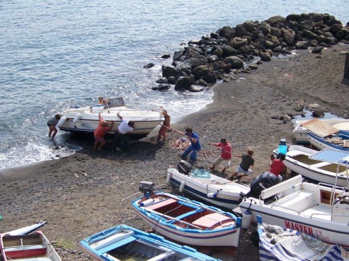 100_8852_Remontée d'un bateau sur la plage.jpg