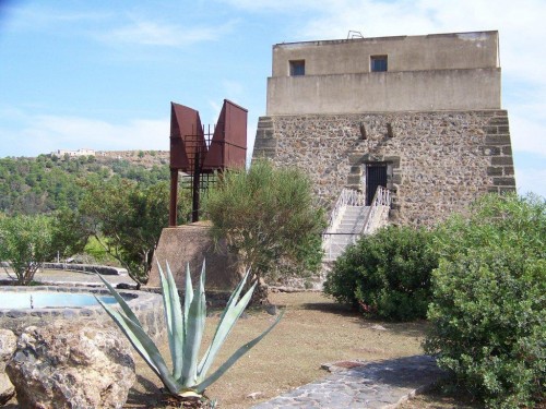 100_8849_Le fort Sud, le surhaussement en béton et la sculpture moderne en fer ne sont pas du plus bel effet.jpg