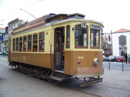 100_7231_Porto_Le tram_Vue de l'extérieur.jpg