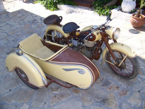 100_8467_vieille moto.jpg