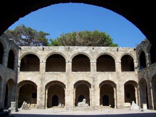 100_1967_Cour du musée archéologique.jpg