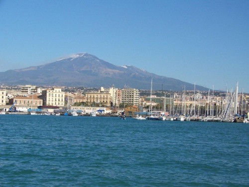 100_9084_Catane les pontons du cercke Nautique avec l'Etna en toile de fond.jpg