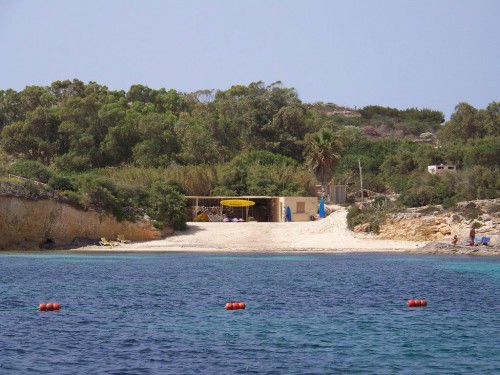 100_1833_la petite plage de l'hötel Comino.jpg