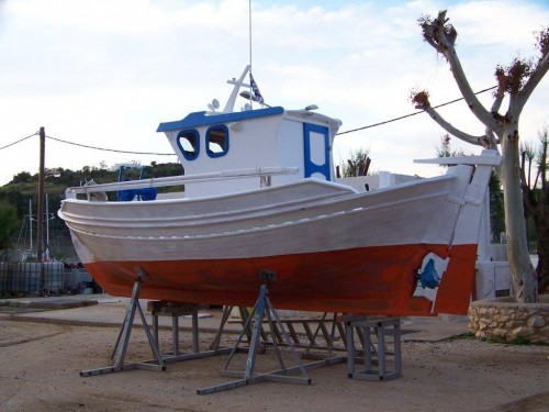 100_1167_Petit bateau de pêche en grand carénage.jpg