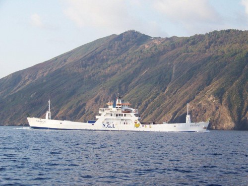 100_9029_Vulcano, un ferry - Copie.jpg