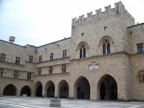 100_1913_Intérieur de la cour.jpg