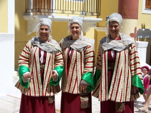 100_1810_costumes traditionnels.jpg