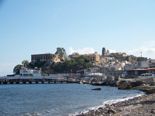 100_9009_Lipari, la citadelle vue depuis la plage - Copie.jpg