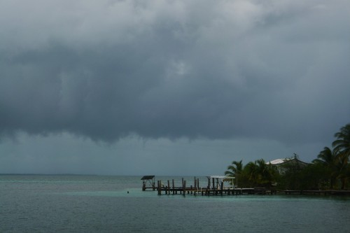 south water cay appontement et orage.JPG