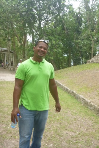 xunantunich ian notre accompagnateur.JPG