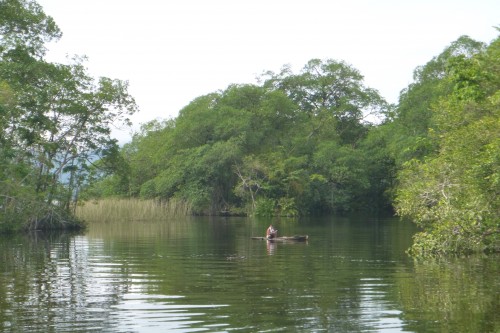 guatemala el golfete rivière avec pirogue.JPG