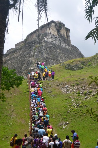 xunantunich la foule à l'assaut du temple.JPG