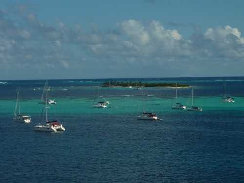 Dreamweaver et Petit Tabac vus de  Petit Bateau, Tobago Cays, Saint-Vincent-et-les-Grenadines.JPG