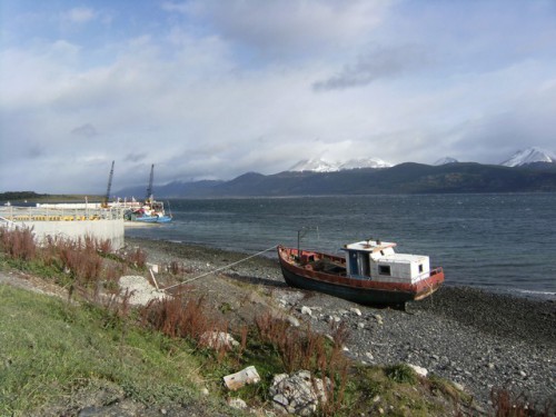 20 Port en construct & bateau sur la grève.JPG