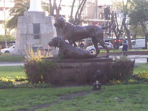 Chiens sculptés.jpg