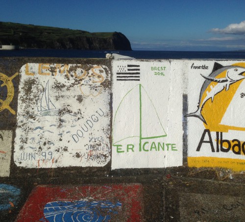 2014-05-31 18h34 ericante sur le mur du quai à Horta Faial Açores.JPG