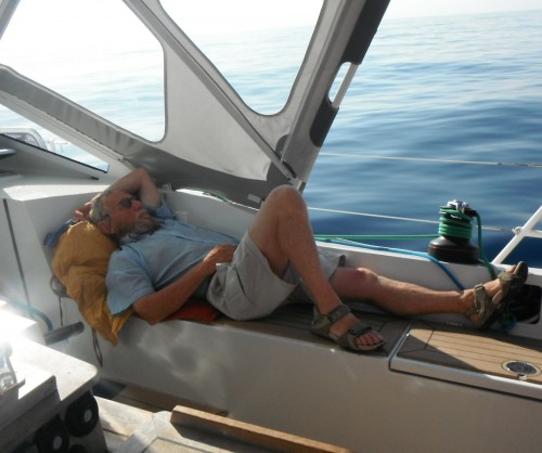 16-6-12 9h28 sieste matinale après la nuit sur ancre de Roig.JPG