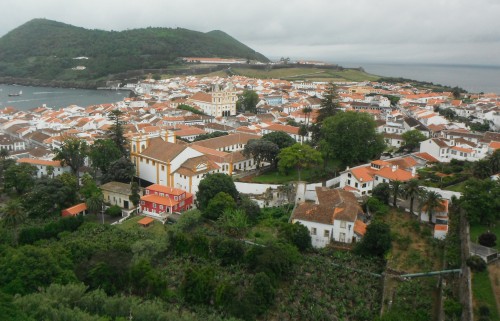 2014-06-15 16h02  vue du jardin Duque sur Angra et le Mont Brazil Terceira Açores.JPG
