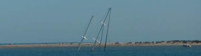 18-7-12 17h07 ketch coulé devant Port Napoléon.jpg