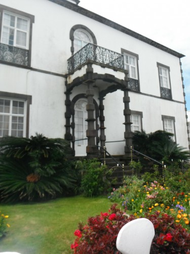 2014-05-13  12h21 maison au jardin fleuri à Ponta Delgada.JPG