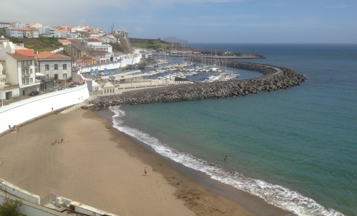 2014-06-11 14h17 la plage d'Angra à Terciera Açores.JPG