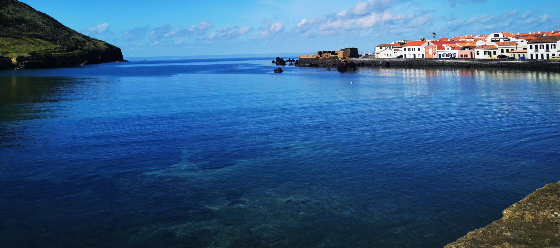 La Chaîne Et Les Cadenas Fermés Dans Un Parapet De Fer Avec La Mer